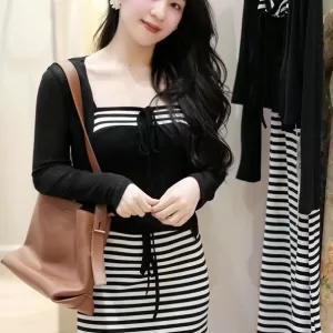 Một chiếc cardigan + áo 2 dây len tăm vừa vặn + chân váy dài